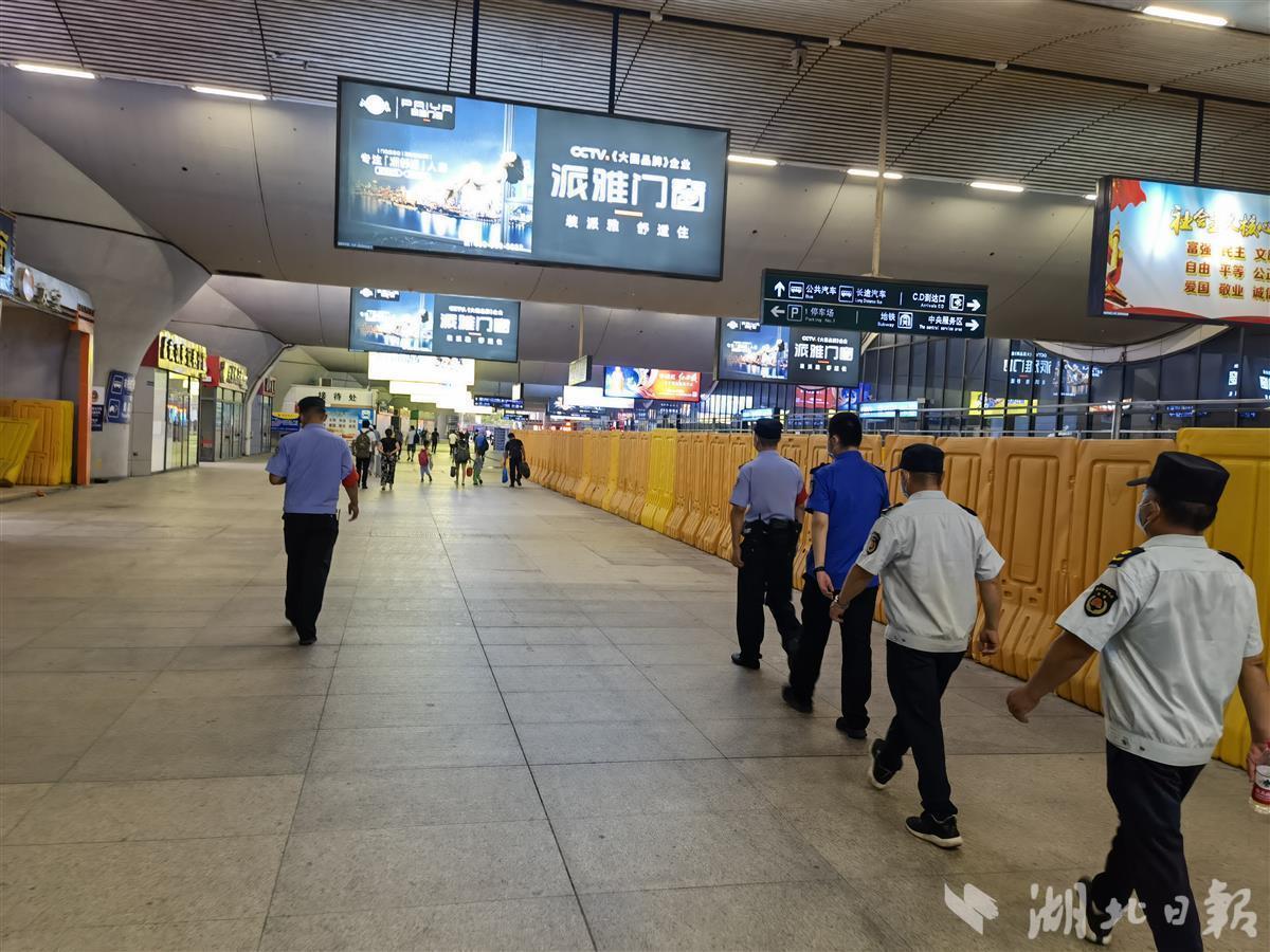 武汉火车站联合执法整治“拉客”问题