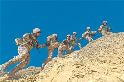 南疆军区某团组织新兵上好下连第一课——“胜利坡”上热血涌