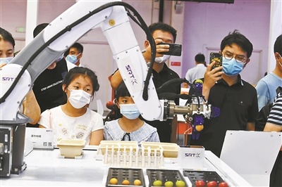 北京经开区多个首创应用场景亮相机器人大会