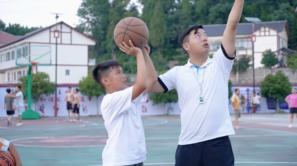 贵州遵义：第一书记带队教篮球 乡村孩子快乐过暑期