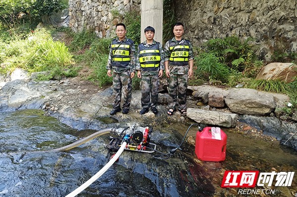 抽水灌溉送水上门 新化县人武部组织基干民兵为群众“解渴”