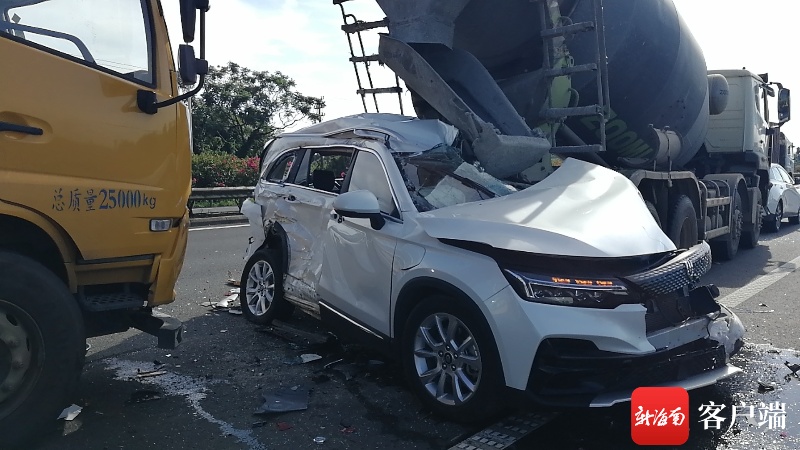 G98环岛高速公路发生五车相撞事故 有车辆受损严重所幸无人员伤亡