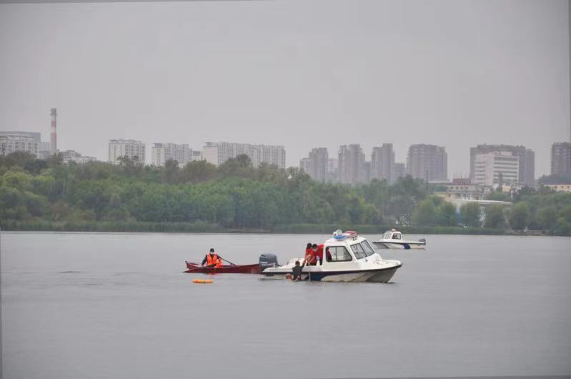 长春市南湖公园举行水上救助技能竞赛