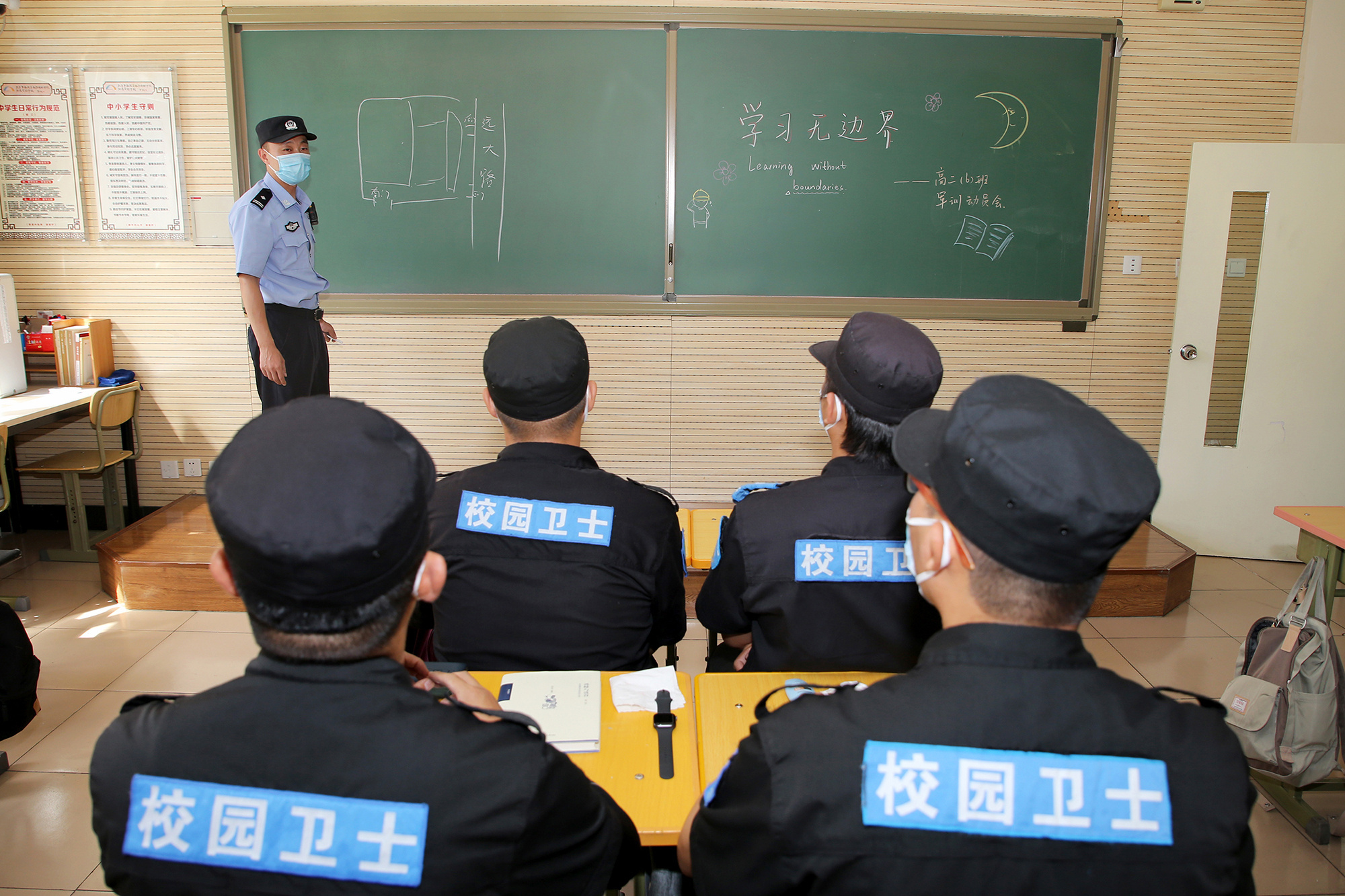 马上开学了，北京海淀区穿警服的副校长提前进校园