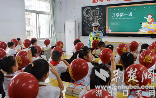 襄阳樊城鹿角门社区：趣味讲解“交通安全” 上好“开学第一课”