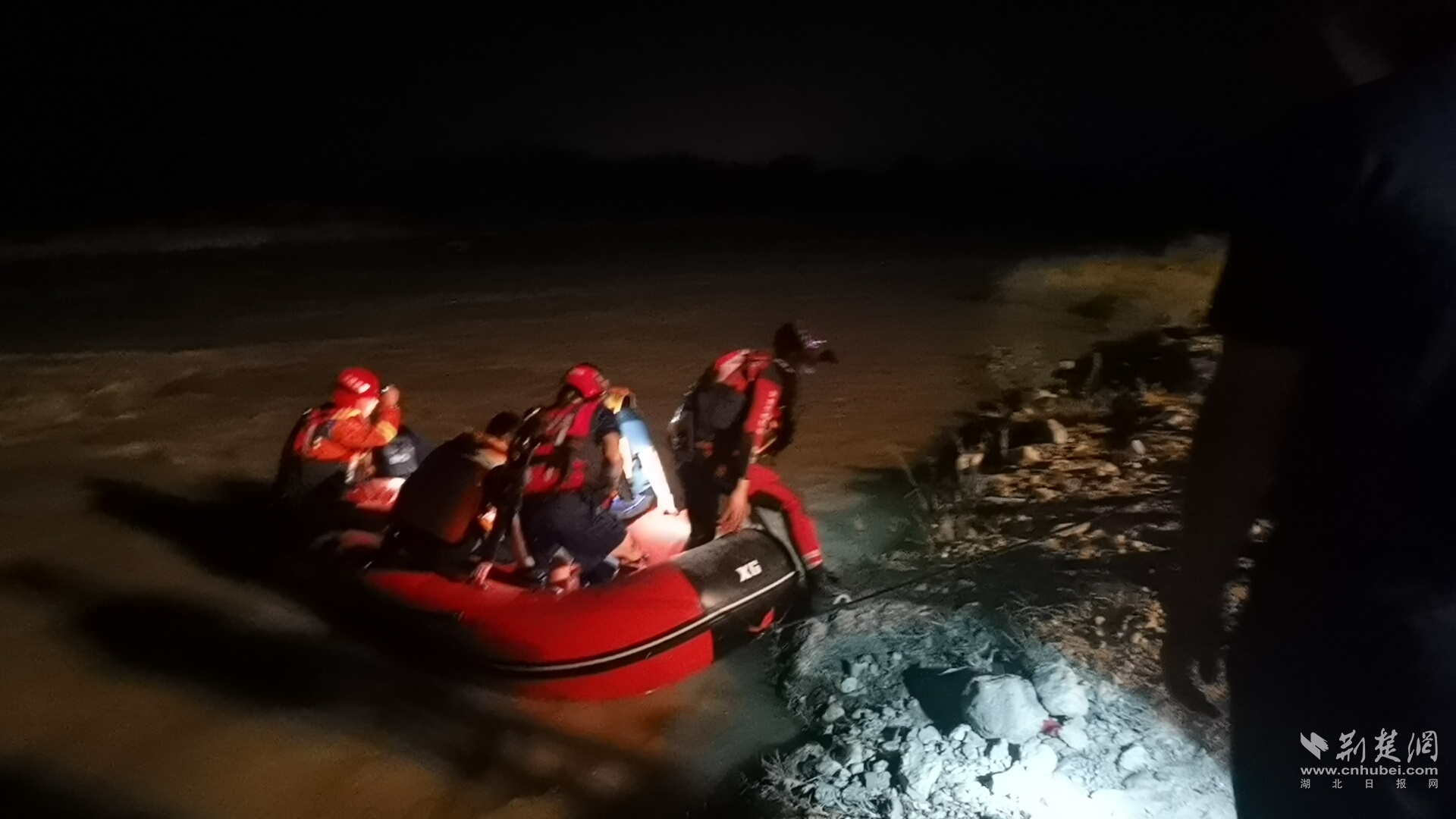 两男子钓鱼突遇涨水被困，咸宁消防紧急救援