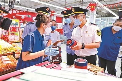北京：执法人员进车间全流程检查月饼生产