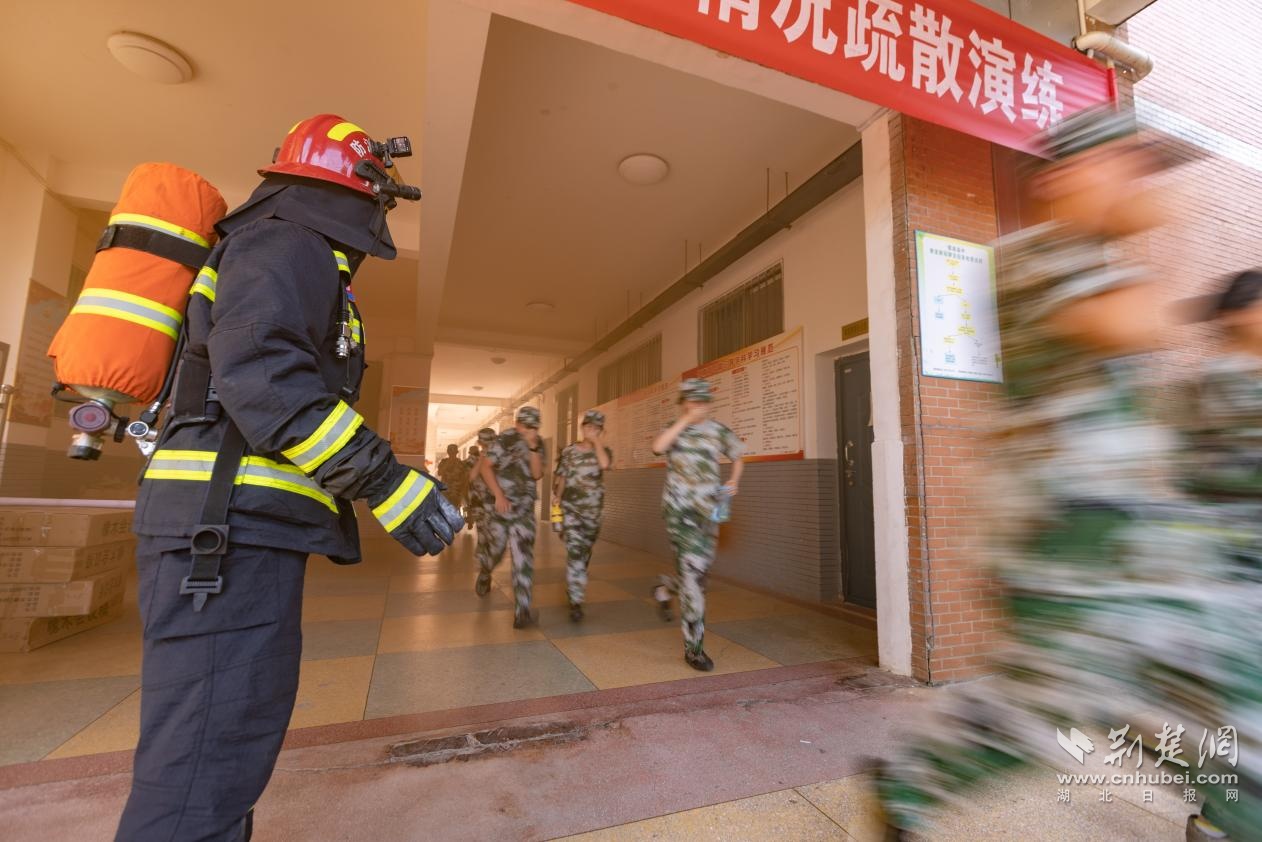 咸宁消防救援支队与新生共上“安全第一课”