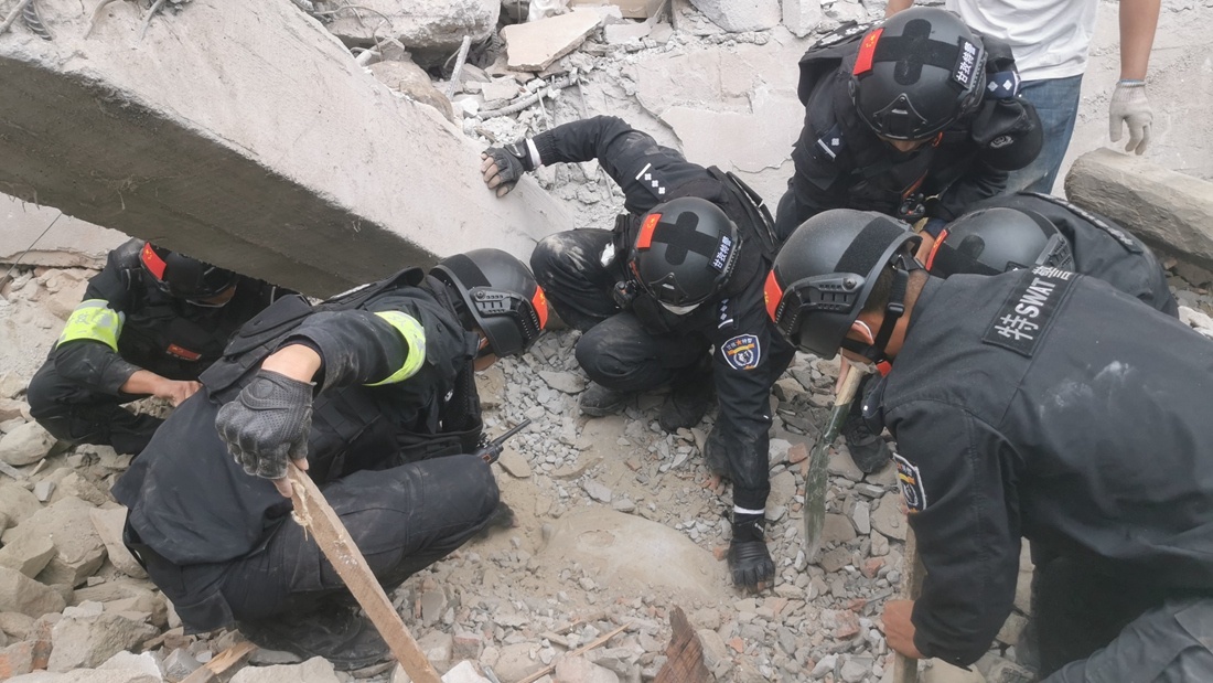 救援现场：四川甘孜特警徒手刨土 解救出被困者