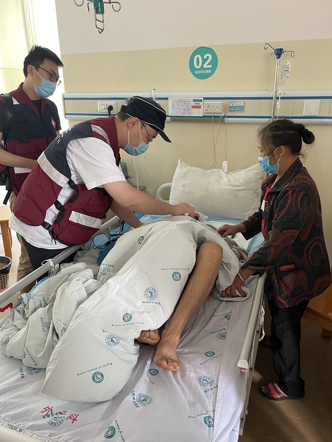 四川省人民医院医疗队已在地震灾区参与救治55名伤员