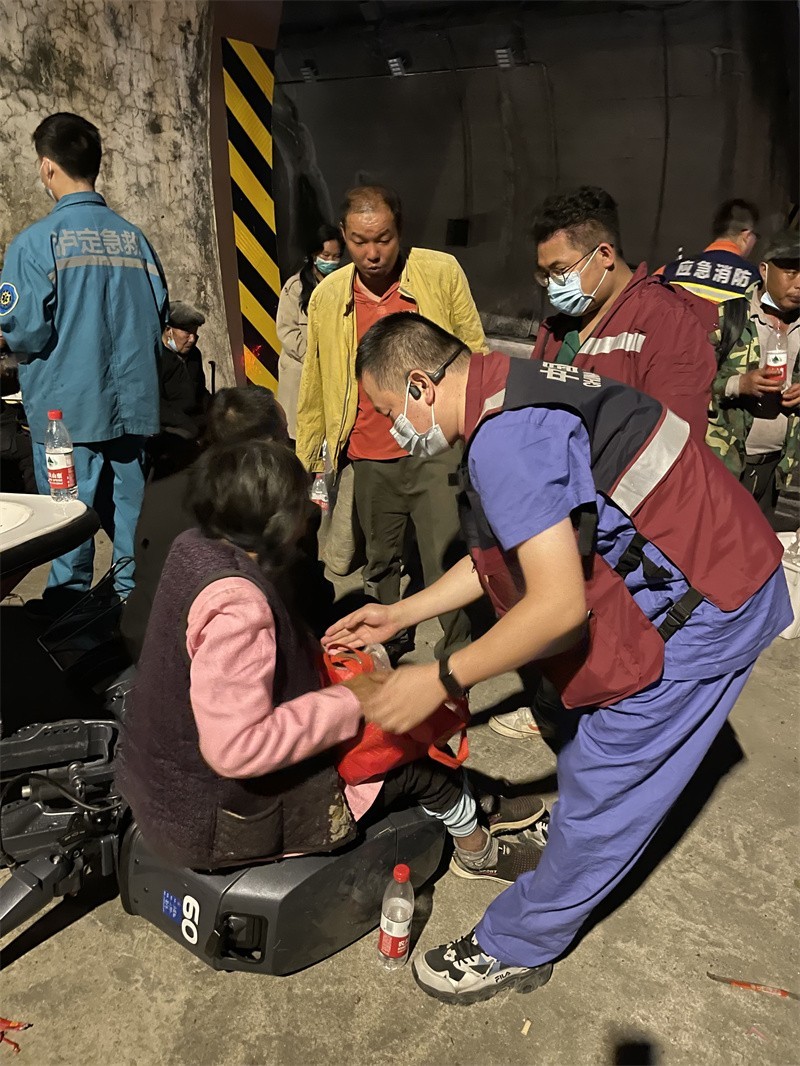 最小2个月10天 华西医院3支医疗救援队参与地震伤员救治164例