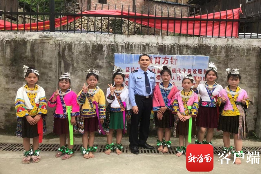 闯出精彩 | 凤凰边检民警成为广西一乡村小学支教老师 从琼南到桂北播撒希望种子