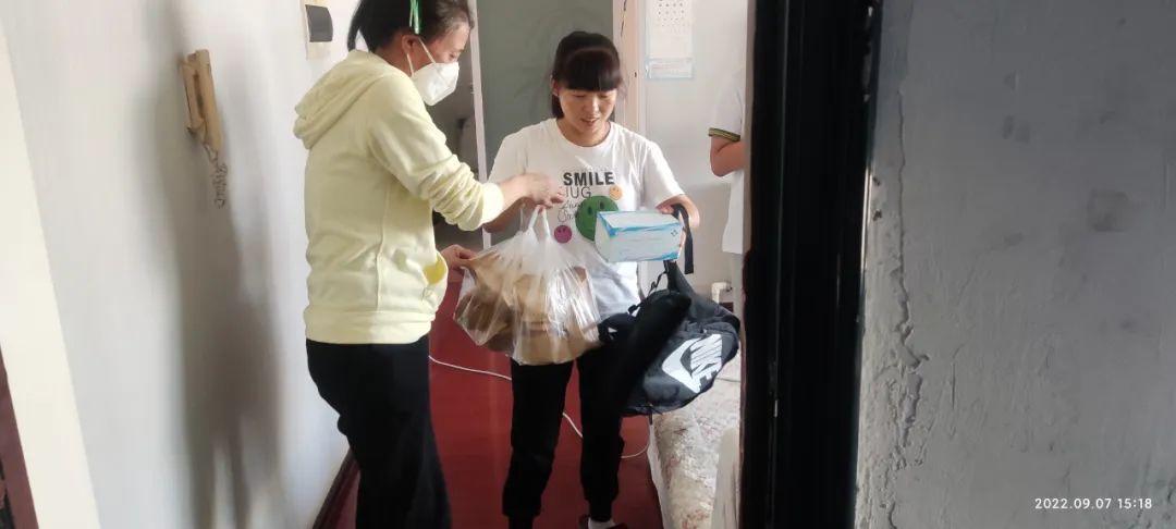 吉林省药监局慰问组给社区工作者送防疫物资，给困难户送去月饼