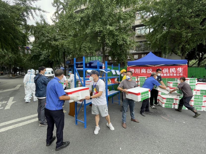 【暖心战疫 感谢有你】四川省蔬菜饮食公司为成都捐赠3车230箱生鲜食材