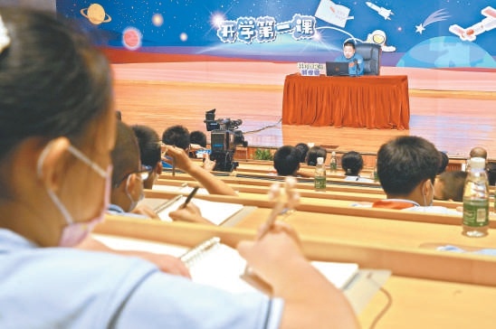 航天员杨利伟中国科技馆里开讲科学课