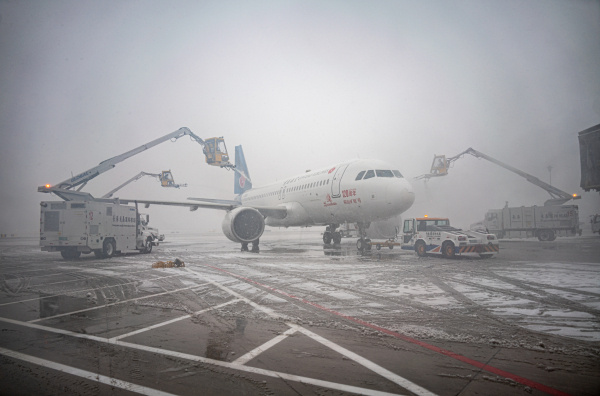 长春机场全面启动冰雪保障模式