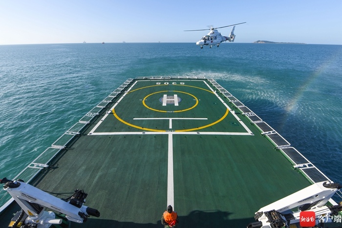 舰机协同练硬功 中国海警局与第二航空大队在琼开展舰机协同训练