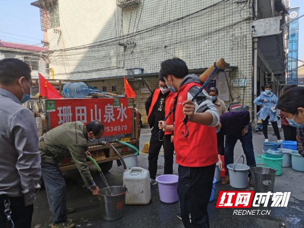 文明实践在醴陵丨马放塘社区新时代文明实践站为居民送上及时水