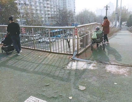 北京：丰台区马家堡东路过街天桥锈蚀破损盼修