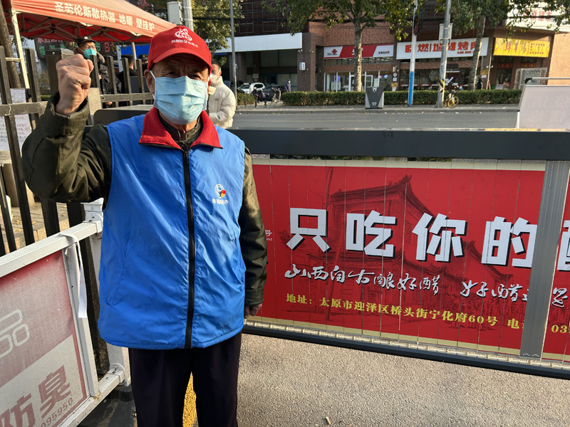 北京大兴老党员主动请缨打头阵 筑牢社区居民防护网