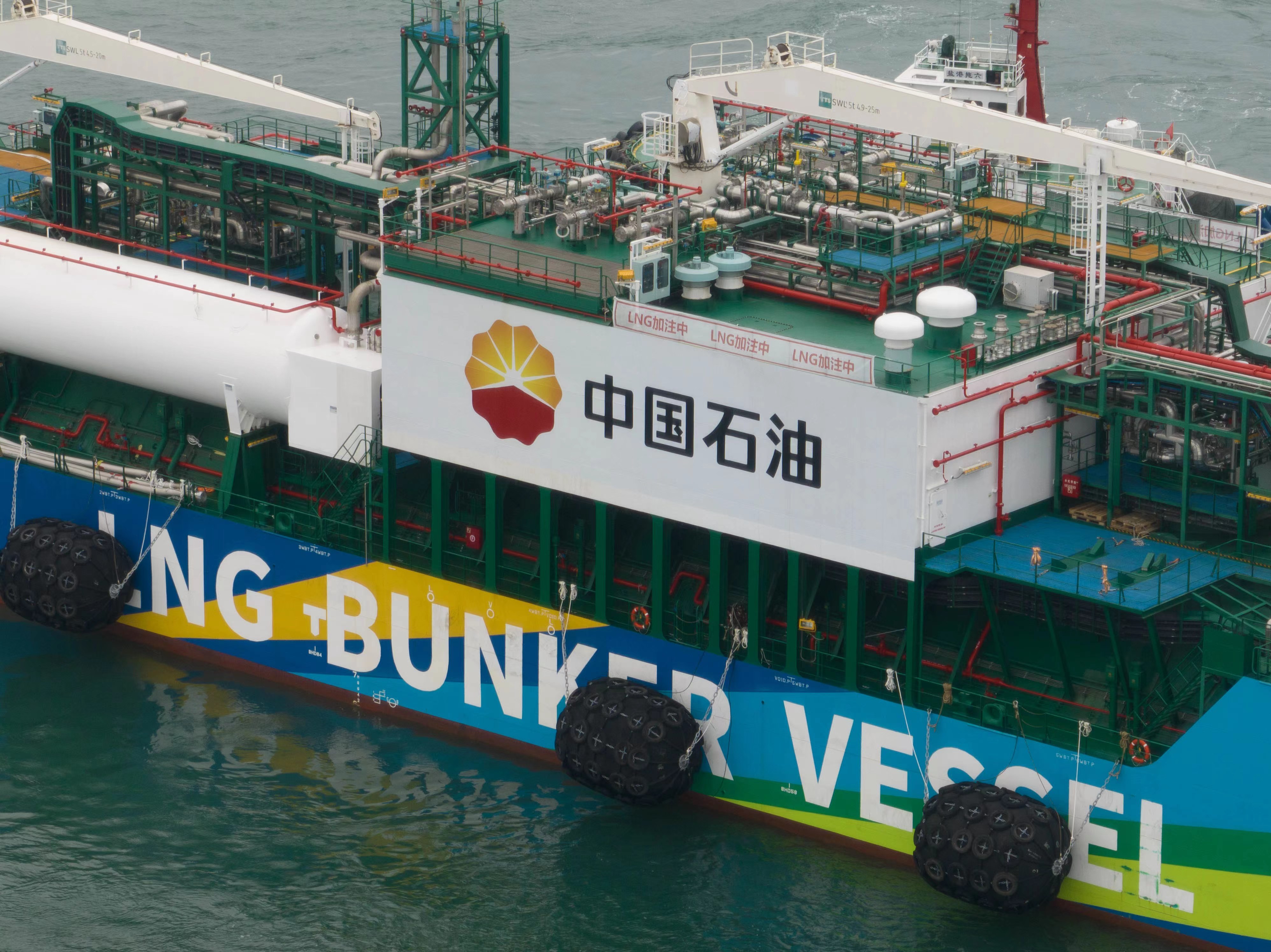 中国石油在粤港澳大湾区首次实现海上液化天然气“船对船”加注作业