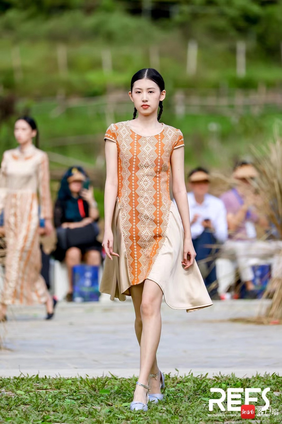 时尚元素与传统黎锦的绝妙碰撞 “锦·无界2022雨林精灵时装秀”26日在五指山开展