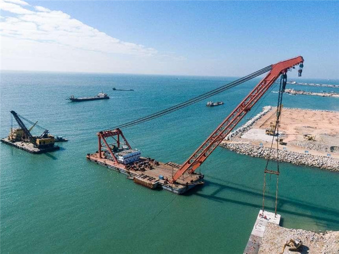 揭阳港前詹码头方块吊装建设顺利完工