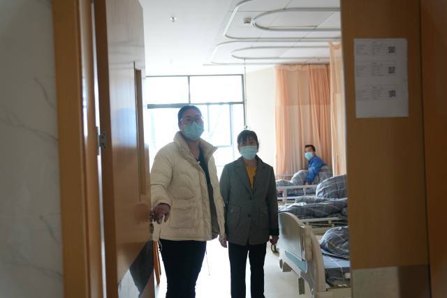 在病房里与家人携手康复 广州新冠定点收治医院稳妥推动“快进快出”