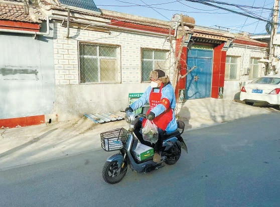 北京大杜社村地处六环外购物不便商户联合备货 保障生活供给