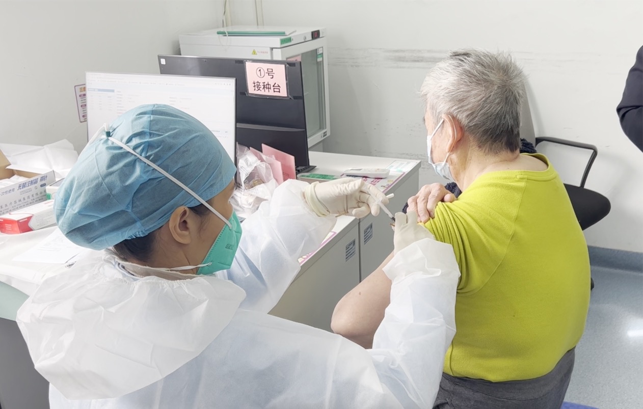 广州白云鹤龙街近两日迎老人接种高峰！全区已有26余万老年人接种新冠疫苗