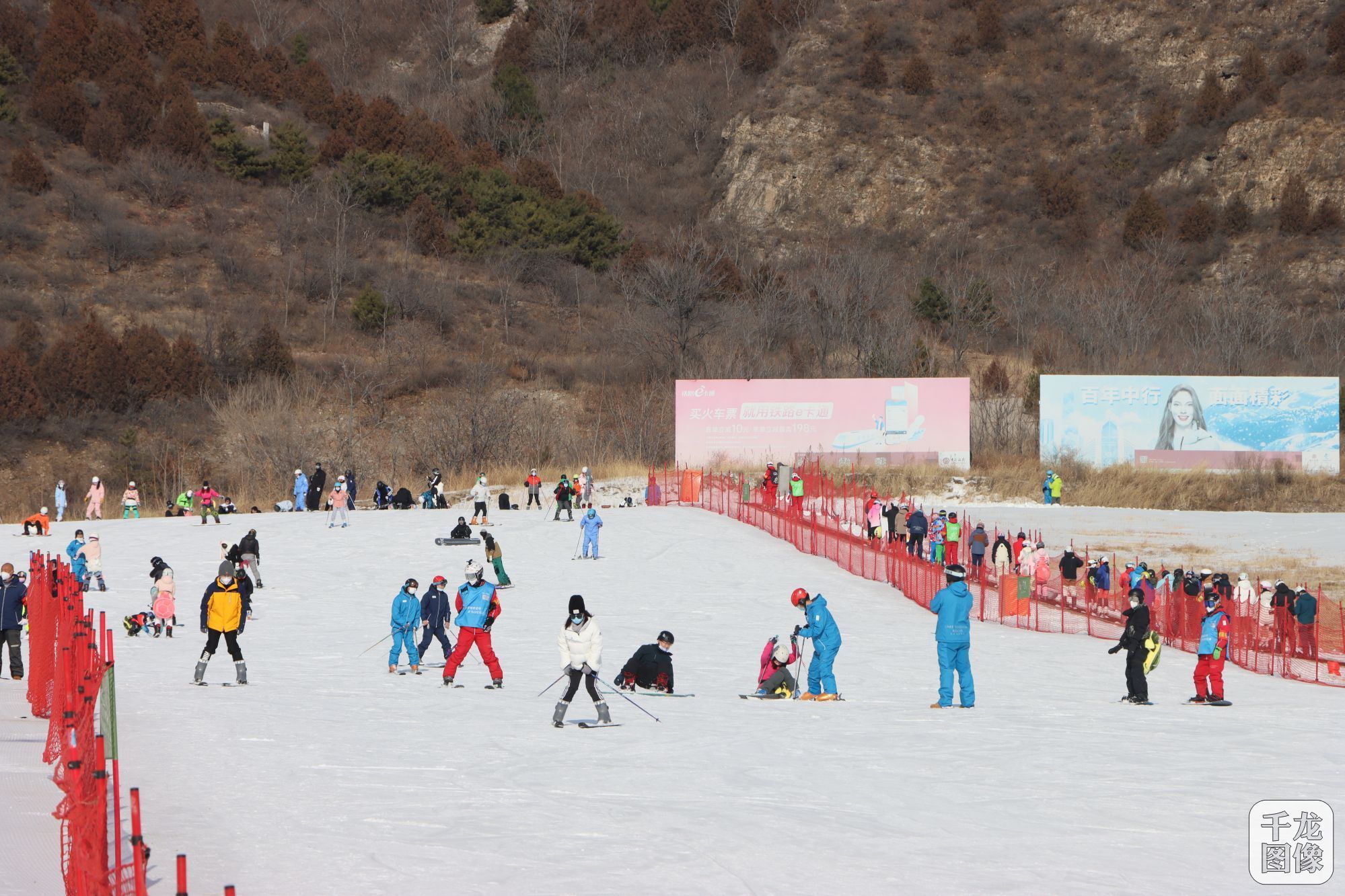 北京延庆万科石京龙滑雪场迎来开板“首滑”