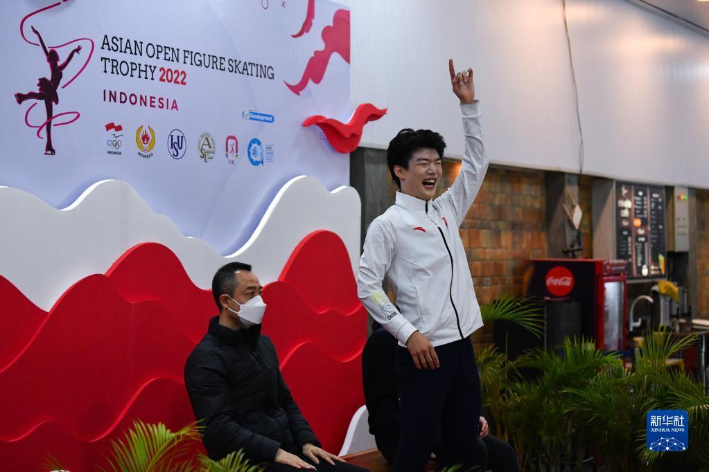 花样滑冰——亚洲公开赛：陈昱东夺得成年组男子单人滑冠军