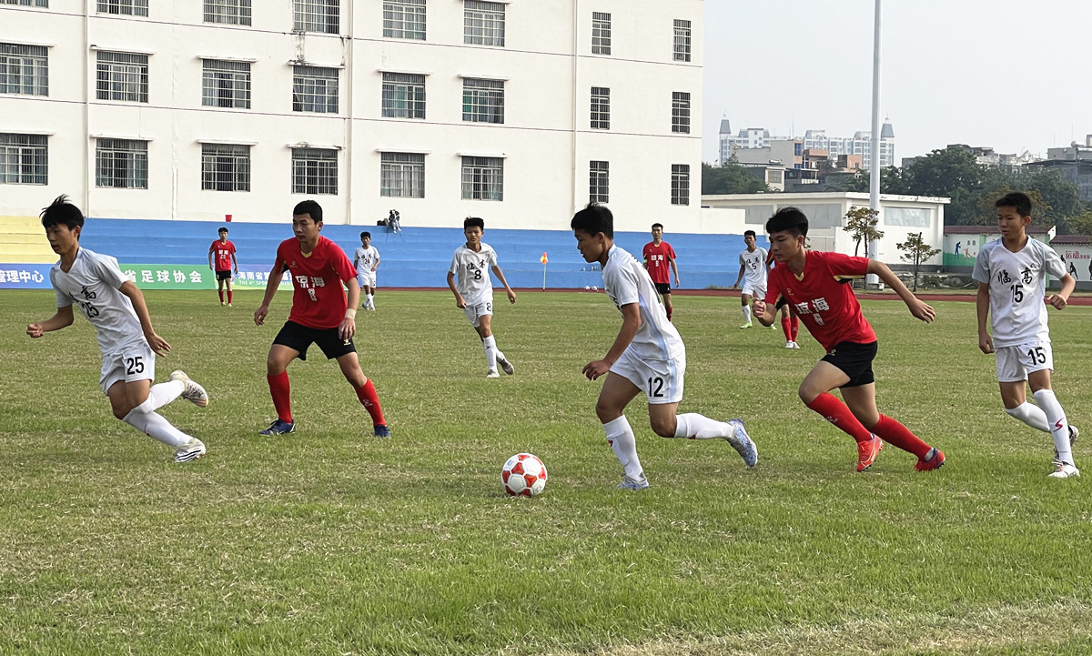 省运会足球赛男子（乙组）：陵水队和琼中队会师决赛