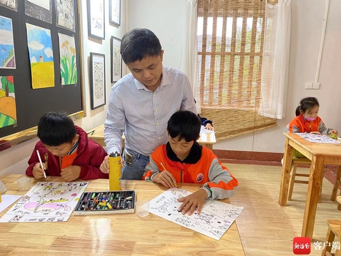 屯昌志愿者陈传涛：以油画做公益为乡村留守儿童绘就“多彩”童年