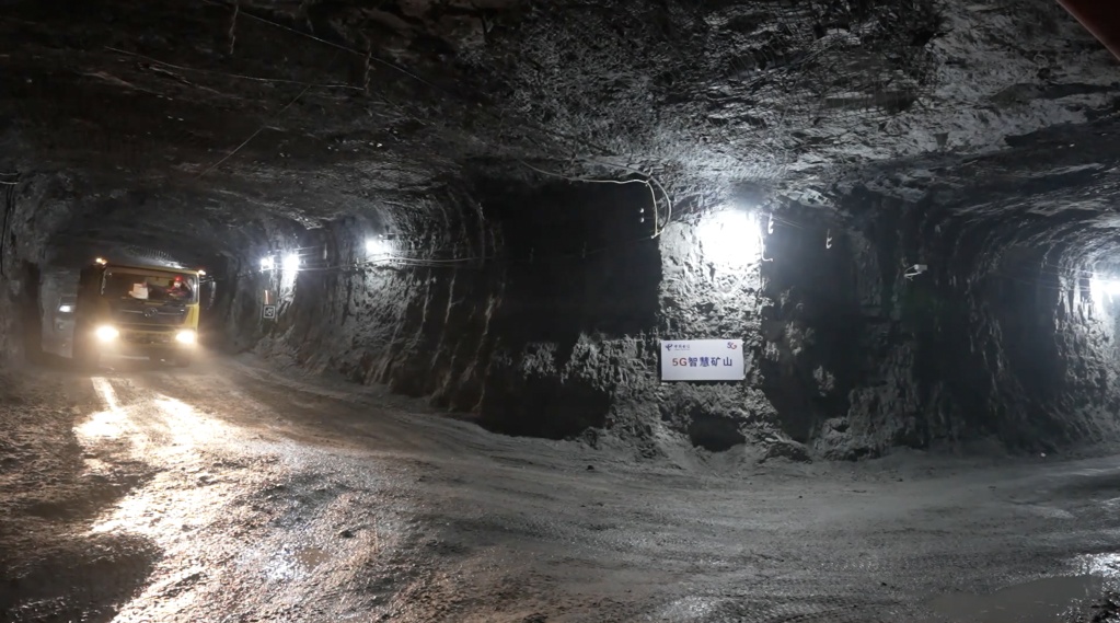 新华全媒+丨看无人驾驶矿车如何“开进”地下矿区
