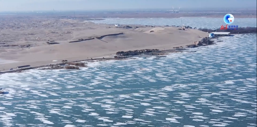 全球连线丨沙漠冰湖 “破冰旅游”欣赏沙、水、鸟美景
