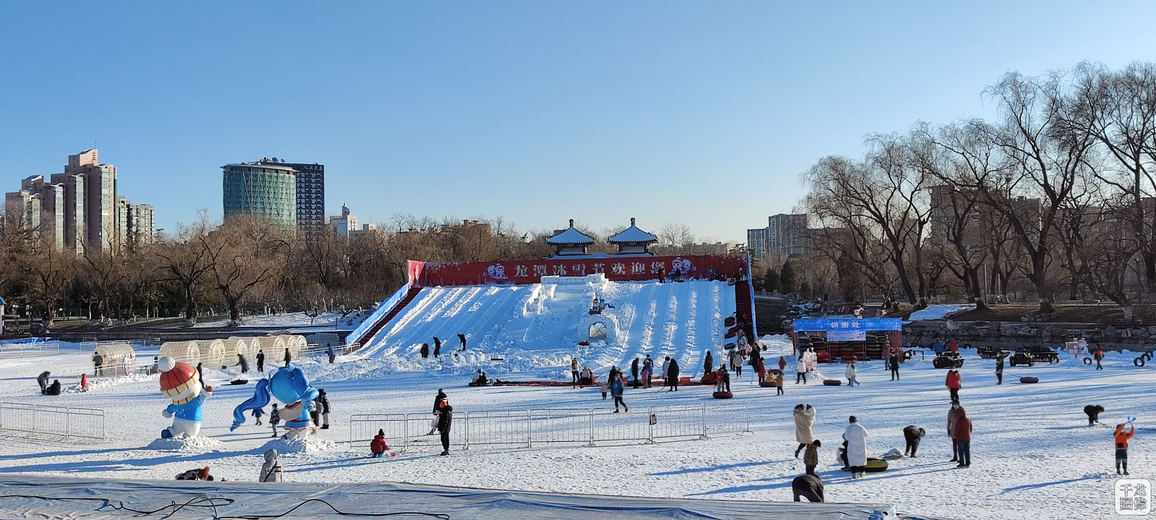 “上冰上雪”再添好去处 北京龙潭冰雪节全新亮相受拥趸