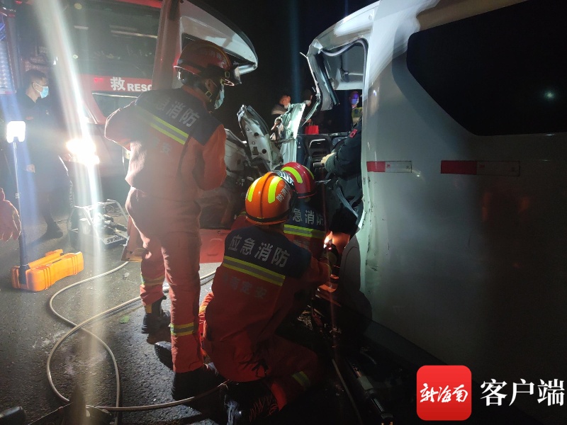 海三高速发生车辆追尾致人员被困 定安消防紧急救援