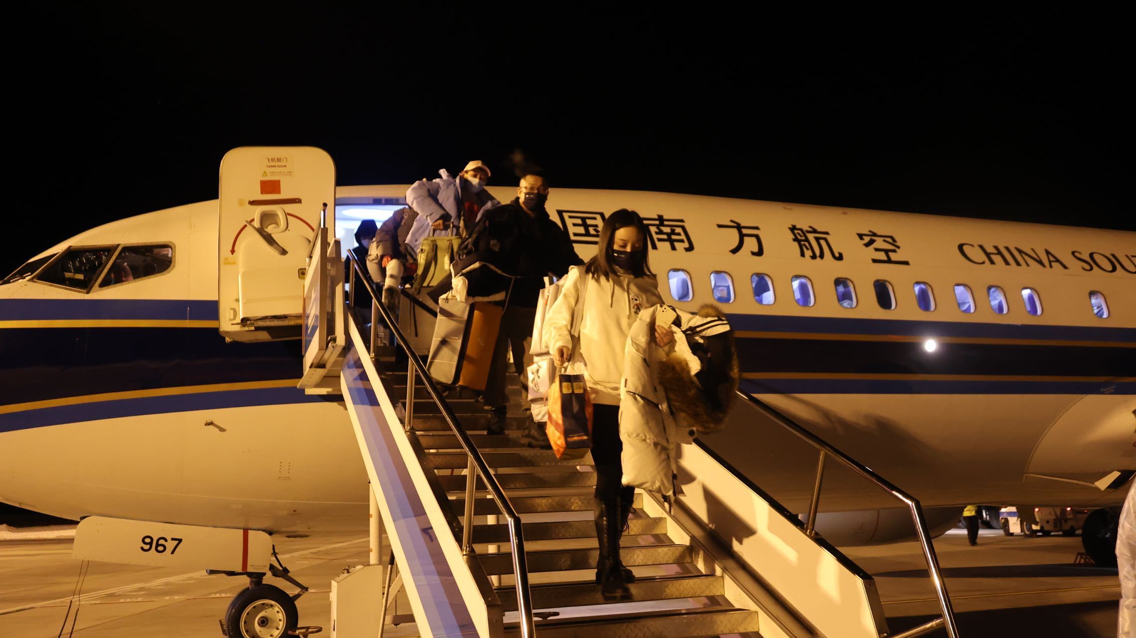 上海、深圳雪友乘“吉泰号”吉林援疆旅游包机抵达新疆