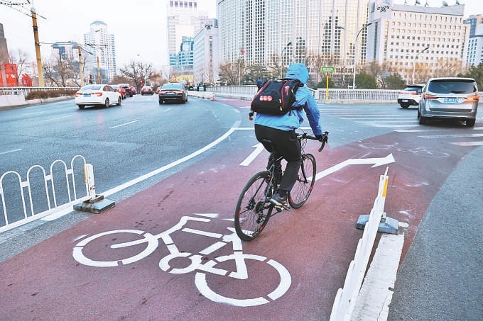 今年首个慢行系统改造工程开工 朝阳门桥区自行车道大幅拓宽