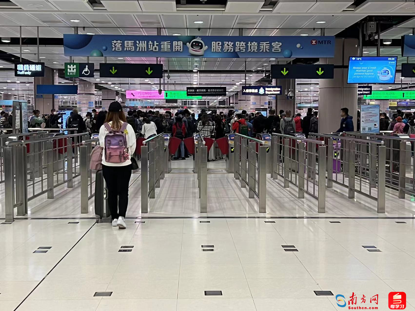 现场直击｜香港落马洲站有序开放，增派人手增加指示牌