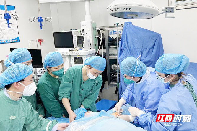 衡阳市妇幼保健院成功开展首例在超声引导下行PICC置管术