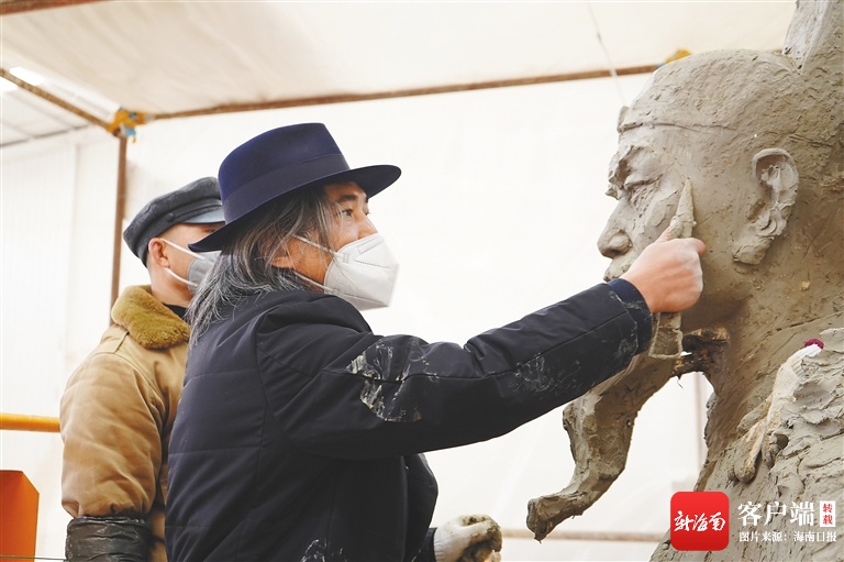 著名雕塑家、中国美术馆馆长吴为山为海瑞塑像，完成后将安放在海口海瑞文化公园