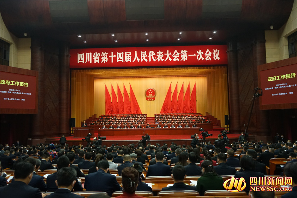 四川省第十四届人民代表大会第一次会议开幕 与会代表认真听取政府工作报告
