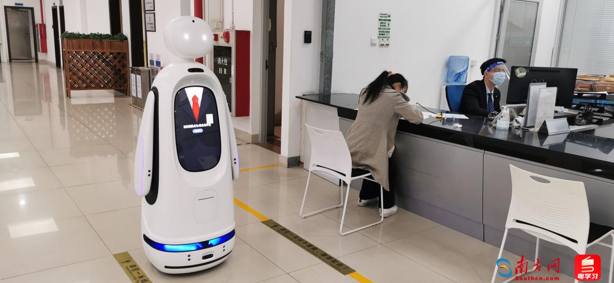 广州市白云区政务服务中心：智能机器人“小度”为您服务