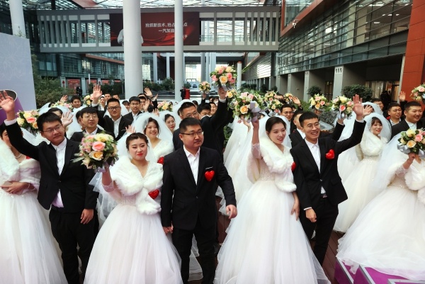 中国一汽举行第十二届“红旗缘”员工集体婚礼