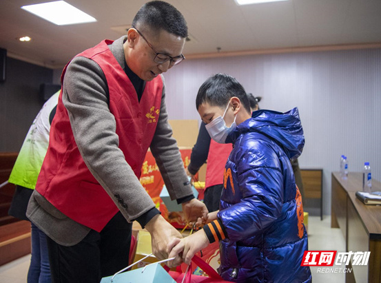 衡阳市妇幼保健院慰问雁峰区孤儿及困难儿童
