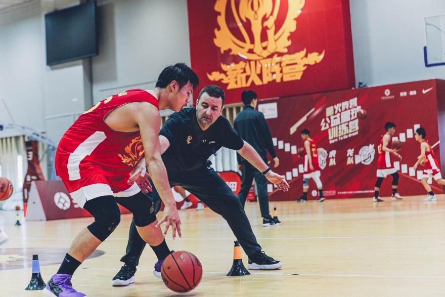 薪火阵营公益篮球训练营在深圳落幕 易建联：学以致用才能成就自己