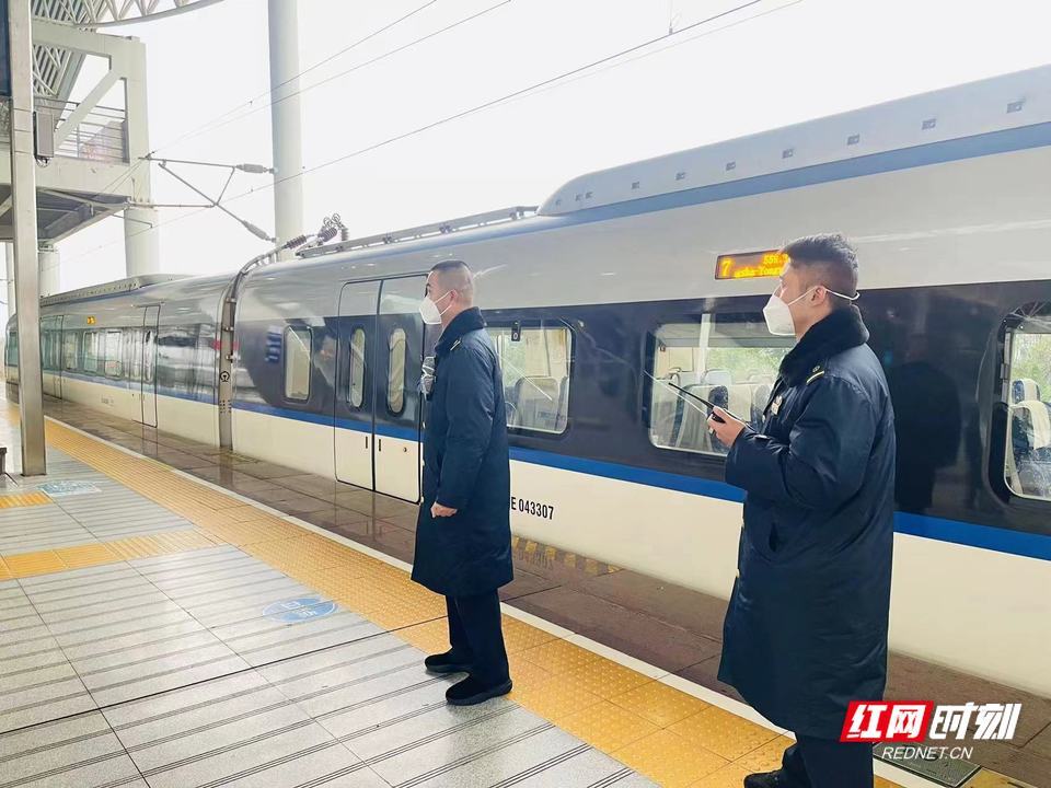今年春运衡阳东站首开城际列车
