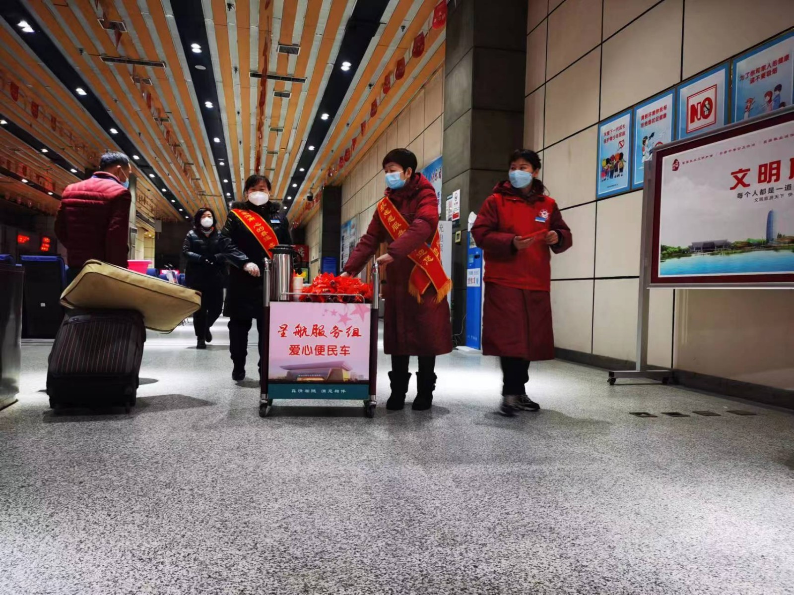 温暖回家路丨为了每一个团聚 郑州“志愿红”用特色服务守护万家团圆